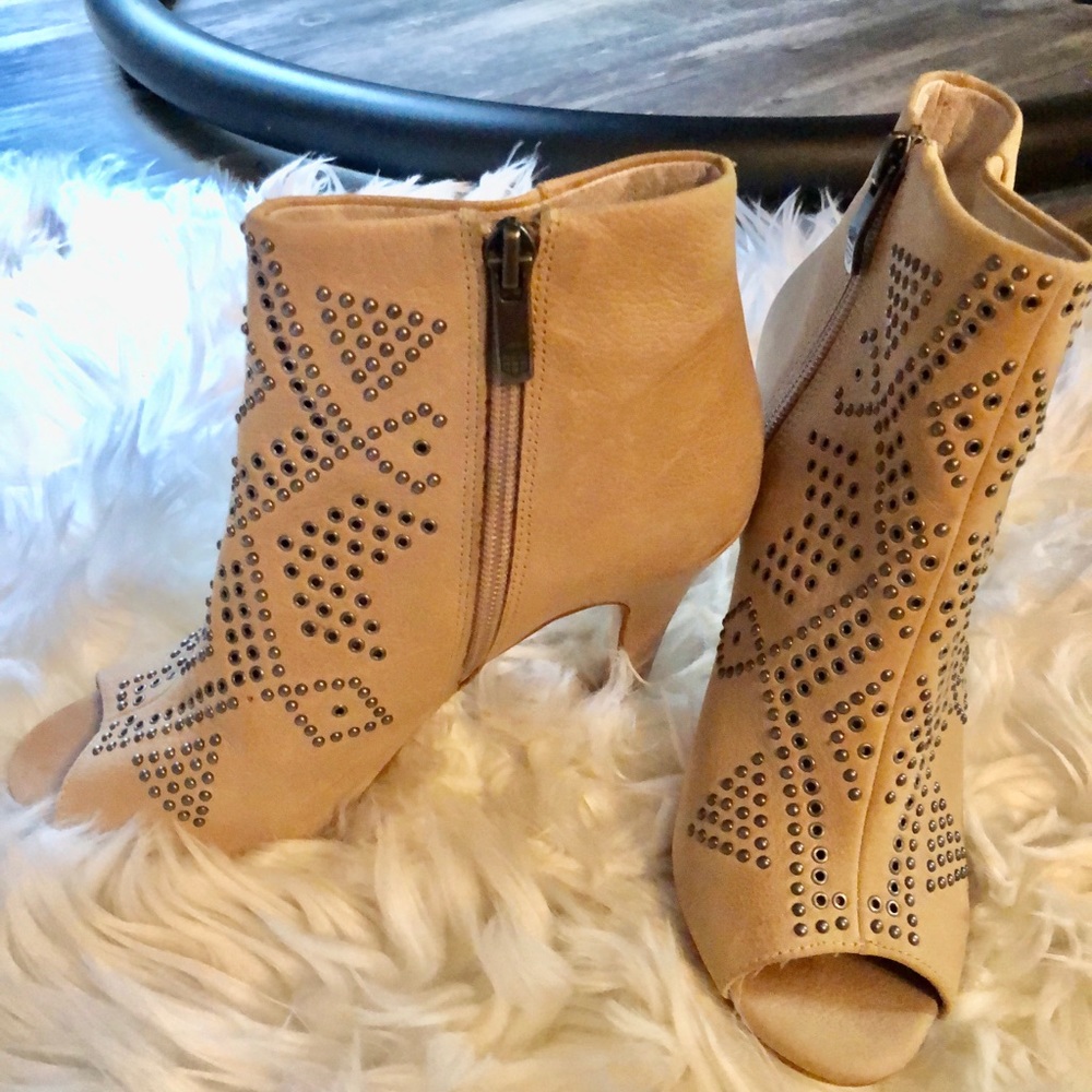 VINCE CAMUTO TAN BOOTIES SIZE 6